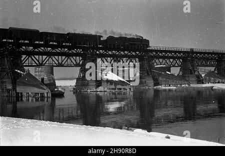 Warszawa, 1947-03. Poci¹g przeje¿d¿aj¹cy przez drewniany la maggior parte kolejowy przy Cytadeli. wb PAP/Stanis³aw D¹browiecki Dok³adny dzieñ wydarzenia nieustalony. Varsavia, marzo 1947. Un treno che passa attraverso un ponte ferroviario in legno vicino alla Cittadella. wb PAP/Stanislaw Dabrowiecki Foto Stock