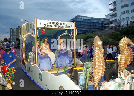 Southend on Sea Carnival Queen and Court 2008. Ragazze sul galleggiante, dietro lo schermo della maglia. Lungo Western Esplanade, Southend on Sea, Essex, Regno Unito Foto Stock