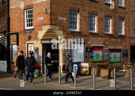 Negozio d'angolo, Waterside/Sheep Street, Stratford-upon-Avon, Warwickshire, Inghilterra, REGNO UNITO Foto Stock