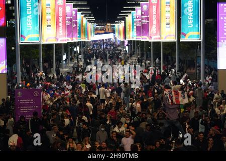 Foto del file datata 11-07-2021 dei tifosi inglesi fuori terra durante la finale UEFA euro 2020 al Wembley Stadium, Londra. Una vittoria in Inghilterra nella finale Euro 2020 avrebbe potuto portare a 6,000 individui senza ticketless che storming Wembley con 'terribili' conseguenze, una revisione indipendente ha trovato. Data foto: Domenica 11 luglio 2021. Data di emissione: Venerdì 3 dicembre 2021. Foto Stock