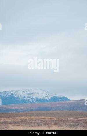 Lungo asfalto circolare che conduce ad un vasto paesaggio in Islanda Foto Stock