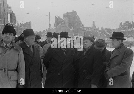 Warszawa, 1947-03. Jednodniowa wizyta ministra spraw zagranicznych Wielkiej Brytanii Ernesta Bevina w Polsce. NZ. m.in. Ernest Bevin (C) podczas zwiedzania ruin Warszawy. Ad PAP Dok³adny dzieñ wydarzenia nieustalony. Varsavia, marzo 1947. Il ministro degli Esteri britannico Ernest Bevin in visita di un giorno in Polonia. Nella foto: Ernest Bevin (centro) visitando le rovine di Varsavia. Ad PAP Foto Stock