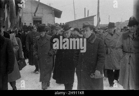 Warszawa, 1947-03. Jednodniowa wizyta ministra spraw zagranicznych Wielkiej Brytanii Ernesta Bevina w Polsce. NZ. m.in. Ernest Bevin (C) podczas powitania w Warszawie. Ad PAP Dok³adny dzieñ wydarzenia nieustalony. Varsavia, marzo 1947. Il ministro degli Esteri britannico Ernest Bevin in visita di un giorno in Polonia. Nella foto: Ernest Bevin (centro) durante una cerimonia di benvenuto. Ad PAP Foto Stock