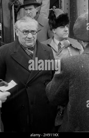 Warszawa, 1947-03. Jednodniowa wizyta ministra spraw zagranicznych Wielkiej Brytanii Ernesta Bevina w Polsce. NZ. Ernest Bevin (L) podczas powitania w Warszawie. Ad PAP Dok³adny dzieñ wydarzenia nieustalony. Varsavia, marzo 1947. Il ministro degli Esteri britannico Ernest Bevin in visita di un giorno in Polonia. Nella foto: Ernest Bevin (a sinistra) durante una cerimonia di benvenuto a Varsavia. Ad PAP Foto Stock