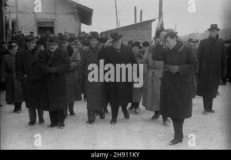 Warszawa, 1947-03. Jednodniowa wizyta ministra spraw zagranicznych Wielkiej Brytanii Ernesta Bevina w Polsce. NZ. m.in. Ernest Bevin (C) podczas powitania w Warszawie. Ad PAP Dok³adny dzieñ wydarzenia nieustalony. Varsavia, marzo 1947. Il ministro degli Esteri britannico Ernest Bevin in visita di un giorno in Polonia. Nella foto: Ernest Bevin (centro) durante una cerimonia di benvenuto. Ad PAP Foto Stock