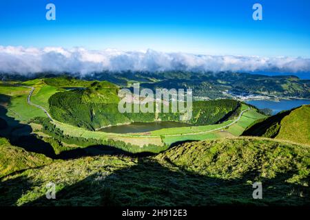 Lagoa Santiago in primo piano, Lagoa Azul e Sete Cidades sulla destra, Lagoa Rasa sulla sinistra. Foto Stock