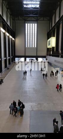 LONDRA, REGNO UNITO - 04 maggio 2019: Una veduta interna del Tate Modern Art Museum di Londra, Regno Unito Foto Stock