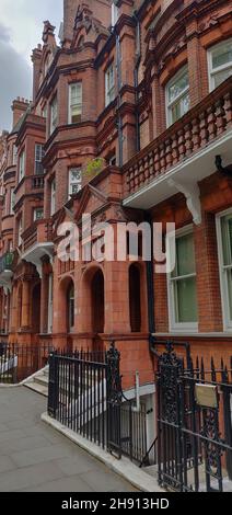 LONDRA, REGNO UNITO - 03 maggio 2019: Un colpo verticale di un edificio in stile vittoriano a Londra, Regno Unito Foto Stock