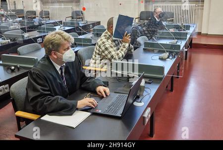 Amburgo, Germania. 03 dicembre 2021. Il convenuto di 30 anni (M) siede accanto ad uno dei suoi avvocati (l) in aula prima dell'inizio del processo di macellazione. L'uomo, che presumibilmente ha scosso la figlia ad Amburgo, vuole fare una dichiarazione dinanzi al tribunale regionale. Il bambino era stato portato in un ospedale con gravi lesioni alla testa a metà maggio. Pochi giorni dopo, il bambino, che aveva appena dodici settimane, morì. Credit: Georg Wendt/dpa/Alamy Live News Foto Stock