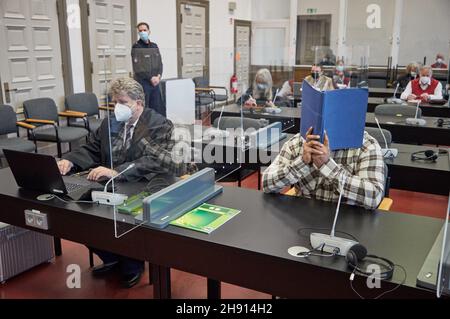 Amburgo, Germania. 03 dicembre 2021. Il convenuto di 30 anni (r) siede accanto ad uno dei suoi avvocati (l) in aula prima dell'inizio del processo di macellazione. L'uomo che presumibilmente ha scosso la bambina a morte ad Amburgo vuole fare una dichiarazione dinanzi al tribunale regionale. Il bambino era stato portato in un ospedale con gravi lesioni alla testa a metà maggio. Pochi giorni dopo, il bambino, che aveva appena dodici settimane, morì. Credit: Georg Wendt/dpa/Alamy Live News Foto Stock