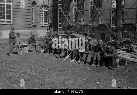 Warszawa, 1947-03. Jeñcy niemieccy porz¹dkuj¹ teren wokó³ Instytutu Geologicznego przy ul. Rakowieckiej. NZ. Przerwa na posi³ek. wb PAP Dok³adny dzieñ wydarzenia nieustalony. Varsavia, marzo 1947. Prigionieri di guerra tedeschi che fanno lavori di manutenzione intorno all'Istituto Geologico in via Rakowiecka. Nella foto: Una pausa per un pasto. wb PAP Foto Stock