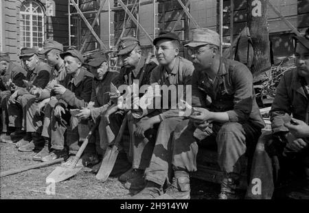 Warszawa, 1947-03. Jeñcy niemieccy porz¹dkuj¹ teren wokó³ Instytutu Geologicznego przy ul. Rakowieckiej. NZ. Przerwa na posi³ek. wb PAP Dok³adny dzieñ wydarzenia nieustalony. Varsavia, marzo 1947. Prigionieri di guerra tedeschi che fanno lavori di manutenzione intorno all'Istituto Geologico in via Rakowiecka. Nella foto: Una pausa per un pasto. wb PAP Foto Stock