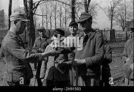 Warszawa, 1947-03. Jeñcy niemieccy porz¹dkuj¹ teren wokó³ Instytutu Geologicznego przy ul. Rakowieckiej. NZ. jeñcy dziel¹ siê chlebem. wb PAP Dok³adny dzieñ wydarzenia nieustalony. Varsavia, marzo 1947. Prigionieri di guerra tedeschi che fanno lavori di manutenzione intorno all'Istituto Geologico in via Rakowiecka. Nella foto: I prigionieri che condividono il pane. wb PAP Foto Stock