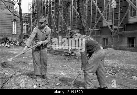 Warszawa, 1947-03. Jeñcy niemieccy porz¹dkuj¹ teren wokó³ Instytutu Geologicznego przy ul. Rakowieckiej. wb PAP Dok³adny dzieñ wydarzenia nieustalony. Varsavia, marzo 1947. Prigionieri di guerra tedeschi che fanno lavori di manutenzione intorno all'Istituto Geologico su Rakowiecka Street. wb PAP Foto Stock