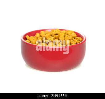Cibo secco per cani e gatti in ciotola rossa su sfondo bianco Foto Stock