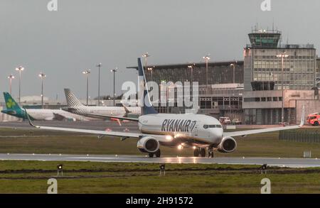 Aeroporto di Cork, Cork, Irlanda. 03 Dicembre 2021. Nel tentativo di arrestare l'ulteriore diffusione della variante Omicron di Coronavirus, tutti gli arrivi in Irlanda dovranno presentare un risultato negativo del Coronavirus al loro arrivo. La foto mostra il volo Ryanair da Londra Stansted Taxiing dopo l'atterraggio all'aeroporto di Cork, Irlanda. - Credit; David Creedon / Alamy Live News Foto Stock