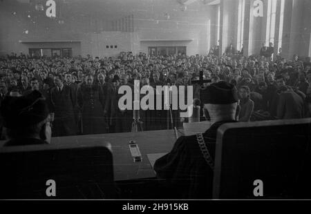 Warszawa, 1947-03-03. Odczytanie wyroku w procesie niemieckich zbrodniarzy wojennych: by³ego szefa tzw. Dystyktu warzawskiego Ludwika Fischera, by³ego starosty miejskiego w Warszawie Ludwika Leista, by³ego komendanta jji bezpieczeñstwa fa Meisingera i p³k. by³ego wydzia³u porz¹dkowej Proces przed Najwy¿szym Trybuna³em Narodowym toczy³ siê w gmachu Zwi¹zku Nauczycielstwa Polskiego, przy ul. Smulikowskiego, w dniach 17.12.1946 - 24 .02.1947. NZ. przewodnicz¹cy sk³adu sêdziowskiego Mieczys³aw Guntner (1P) odczytuje wyrok. wb PAP/Stanis³aw Foto Stock