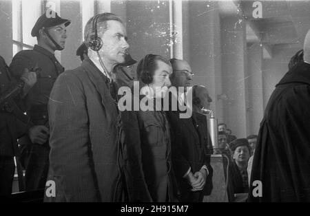 Warszawa, 1947-03-03. Odczytanie wyroku w procesie niemieckich zbrodniarzy wojennych: by³ego szefa tzw. Dystyktu warzawskiego Ludwika Fischera (1L), by³ego starosty miejskiego w Warszawie Ludwika Leista (2L), by³ego komendanta bezpieczeñstwa p³k Polij by³ego (a wydzia³u) porz¹dkowej jinj niska. Proces przed Najwy¿szym Trybuna³em Narodowym toczy³ siê w gmachu Zwi¹zku Nauczycielstwa Polskiego, przy ul. Smulikowskiego, w dniach 17.12.1946 - 24 .02.1947. oskar¿eni wys³uchuj¹ sentencji wyroku. wb PAP/Stanis³aw Urbanowicz L Foto Stock