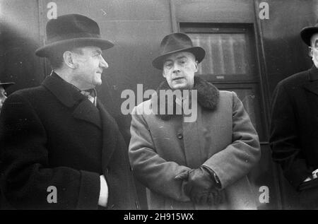 Warszawa, 1947-03-10. Wizyta delegacji rz¹dowej Czechos³owacji. NZ. Premierzy: Klement Gottwald i Józef Cyrankiewicz na Dworcu G³ównym. bb/pp PAP/Archivum Varsavia, 10 marzo 1947. Visita dei delegati del governo della Cecoslovacchia a Varsavia. Nella foto: Primo Ministro Klement Gottwald e Jozef Cyrankiewicz alla stazione ferroviaria principale. bb/pp PAP/Archiwum Foto Stock