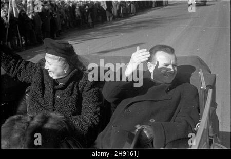 Warszawa, 1947-03-10. Wizyta delegacji rz¹dowej Czechos³owacji. NZ. Przejazd ulicami Warszawy premiera Klementa Gottwalda z ma³¿onk¹. bb/pp PAP/Archivum Varsavia, 10 marzo 1947. Visita dei delegati del governo della Cecoslovacchia a Varsavia. Nella foto: Il primo ministro Klement Gottwald e sua moglie attraversano le strade di Varsavia. bb/pp PAP/Archiwum Foto Stock