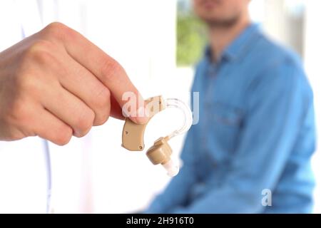 Concetto di assistenza sanitaria con apparecchi acustici, primo piano Foto Stock