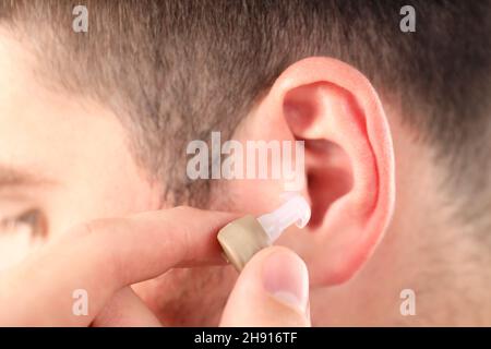 Concetto di assistenza sanitaria con apparecchi acustici, primo piano Foto Stock