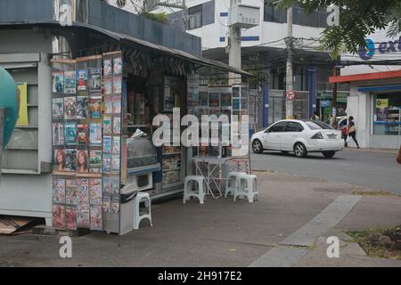 salvador, bahia, brasile - dezembro 2, 2021: Riviste e giornali si trovano su una strada nella città di Salvador. Foto Stock