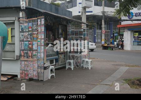 salvador, bahia, brasile - dezembro 2, 2021: Riviste e giornali si trovano su una strada nella città di Salvador. Foto Stock