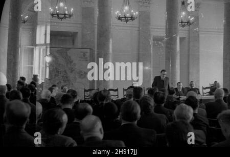 Warszawa, 1947-03-30. Obrady III sesji Naczelnej Rady Odbudowy Warszawy w sali kolumnowej pa³acu Prezydium Rady Ministrów. Posiedzenie poprowadzi³ Prezydent RP Boles³aw Bierut (nz. stoi przy stole prezydialnym). uu PAP Varsavia, 30 marzo 1947. Discussioni della terza sessione del Consiglio principale di Varsavia ricostruzione nel palazzo del Presidium del Consiglio dei Ministri. La riunione è stata presieduta dal presidente polacco Boleslaw Bierut (nella foto in piedi al tavolo del presidente). uu PAP Foto Stock