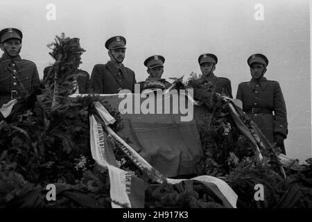 Warszawa, 1947-03-29. Sprowadzenie cia³a gen. Karola Œwierczewskiego. NZ. Trumna z cia³em. bb/gr PAP/Jerzy Baranowski Varsavia, 29 marzo 1947. Il corpo del generale Karol Swierczewski è portato a Varsavia. Nella foto: La bara con il corpo. bb/gr PAP/Jerzy Baranowski Foto Stock