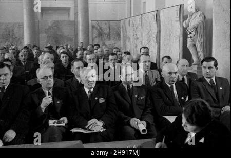 Warszawa, 1947-03-30. Obrady III sesji Naczelnej Rady Odbudowy Warszawy w sali kolumnowej pa³acu Prezydium Rady Ministrów. Posiedzenie poprowadzi³ Prezydent RP Boles³aw Bierut. NZ. cz³onkowie NROW i delegaci Komitetów Odbudowy w czasie obrad. uu PAP Varsavia, 30 marzo 1947. La terza sessione del Consiglio principale per la ricostruzione di Varsavia (NROW) si è svolta nella sala colonna del palazzo che ospita il Presidio del Consiglio dei Ministri. La riunione è stata presieduta dal presidente polacco Boleslaw Bierut. Nella foto: Membri del NROW e delegati dei Comitati per la ricostruzione durante i dibattiti. uu PAP Foto Stock