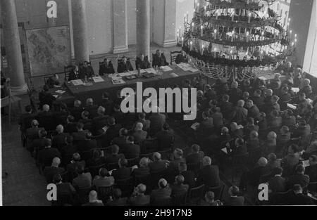 Warszawa, 1947-03-30. Obrady III sesji Naczelnej Rady Odbudowy Warszawy w sali kolumnowej pa³acu Prezydium Rady Ministrów. Posiedzenie poprowadzi³ Prezydent RP Boles³aw Bierut. przy stole prezydialnym od lewej wiceminister oœwiaty Eugenia Krassowska; wiceminister obrony narodowej gen. Dyw. Marian Spychalski; zastêpca przewodnicz¹cego NROW i przewodnicz¹cy jej Komitetu Wykonawczego ministro odbudowy prof. dr. Micha³ Kaczorowski; zastêpca przewodnicz¹cego NROW, prezydent Bierut; wicePremier Antonii Korzycki; ministro przemys³u Hilary MiNC; prof. Politechniki Warszawskiej in¿. Arch. Romuald GU Foto Stock