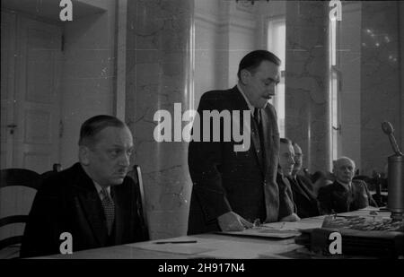 Warszawa, 1947-03-30. Obrady III sesji Naczelnej Rady Odbudowy Warszawy w sali kolumnowej pa³acu Prezydium Rady Ministrów. przy stole prezydialnym od lewej ministro odbudowy prof. dr. Micha³ Kaczorowski zastêpca przewodnicz¹cego NROW, prezydent Boles³aw Bierut, wicePremier Antonii Korzycki, ministro przemys³u Hilary MiNC, prof. Politechniki Warszawskiej in¿. Arch. Romuald Gutt. uu PAP Varsavia, 30 marzo 1947. Discussioni della terza sessione del Consiglio principale della ricostruzione di Varsavia (NROW), svoltasi nel palazzo del Presidio del Consiglio dei Ministri. Nella foto: Alla tabella del Presidente da l Foto Stock