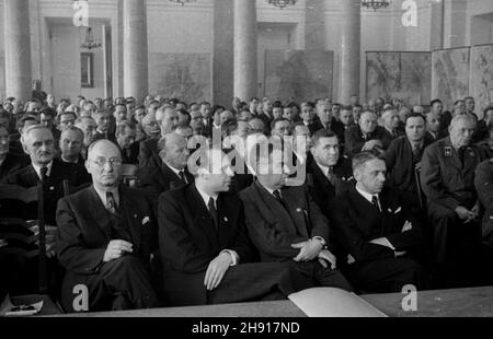 Warszawa, 1947-03-30. Obrady III sesji Naczelnej Rady Odbudowy Warszawy w sali kolumnowej pa³acu Prezydium Rady Ministrów. Posiedzenie poprowadzi³ Prezydent RP Boles³aw Bierut. NZ. cz³onkowie NROW i delegaci Komitetów Odbudowy w czasie obrad. W pierwszym rzêdzie m.in. Wiceminister skarbu Wiktor Koœciñski (1L); sekretarz kancelarii prezydenta Kazimierz Mijal (2L); przewodnicz¹cy czasowej Komisji Organizacyjnej NROW i prezydent m. st. Warszawy Stanis³aw To³wiñski; wiceminister skarbu, przewodnicz¹cy Komisji Finansowej Edward DroŸniak (4L). uu PAP Varsavia, 30 marzo 1947. La terza sessione del Th Foto Stock