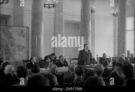 Warszawa, 1947-03-30. Obrady III sesji Naczelnej Rady Odbudowy Warszawy w sali kolumnowej pa³acu Prezydium Rady Ministrów. Posiedzenie poprowadzi³ Prezydent RP Boles³aw Bierut. przy stole prezydialnym od lewej wiceminister oœwiaty Eugenia Krassowska; wiceminister obrony narodowej gen. Dyw. Marian Spychalski, zastêpca przewodnicz¹cego NROW i przewodnicz¹cy jej Komitetu Wykonawczego; ministro odbudowy prof. dr. Micha³ Kaczorowski zastêpca przewodnicz¹cego NROW; B. Bierut; primo ministro Antonii Korzycki; ministro przemys³u Hilary MiNC; prof. Politechniki Warszawskiej in¿. Arch. Romuald Gutt. uu Foto Stock