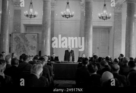 Warszawa, 1947-03-30. Obrady III sesji Naczelnej Rady Odbudowy Warszawy w sali kolumnowej pa³acu Prezydium Rady Ministrów. Posiedzenie poprowadzi³ Prezydent RP Boles³aw Bierut (nz. stoi przy stole prezydialnym). uu PAP Varsavia, 30 marzo 1947. Discussioni della terza sessione del Consiglio principale di Varsavia ricostruzione nel palazzo del Presidium del Consiglio dei Ministri. La riunione è stata presieduta dal presidente polacco Boleslaw Bierut (nella foto in piedi al tavolo del presidente). uu PAP Foto Stock