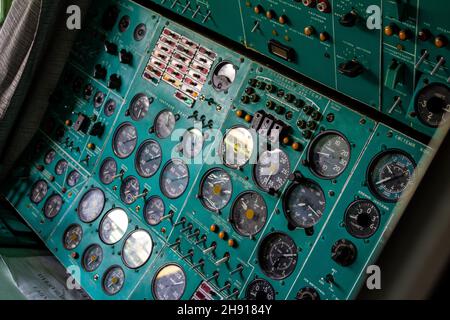 Ucraina, Kiev - 12 giugno 2021: L'abitacolo del vecchio aereo di Tu. Cruscotto di controllo, volante e sedile di guida. Il piano è interno. Attrezzature per aeromobili Foto Stock