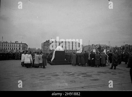 Warszawa, 1947-04-01. Pogrzeb genera³a Karola Œwierczewskiego pseudonimo Walter. Œwierczewski urodzi³ siê L 1897 r. 1918 by³ w Armii Czerwonej, cz³onek Wszechzwi¹zkowej Komunistycznej Partii (bolszewików) [WKP(b)]. W latach 1936–38 walczy³ w hiszpañskiej wojnie domowej. Od 1944 r. w Armii Polskiej w ZSRR, w latach 1944–45 dowódca 2 Armii Wojska Polskiego. 1944 cz³onek Komitetu Centralnego Polskiej Partii Robotniczej (PPR). Od 1946 r. wiceminister obrony narodowej. Wspó³odpowiedzialny za repressje wobec ¿o³nierzy Armii Krajowej (AK). Zgin¹³ w 1947 r. pod Baligrodem w zasadzce zchlosan Foto Stock