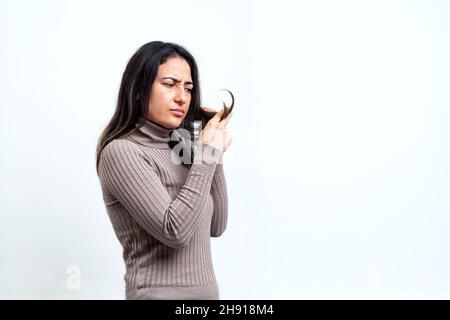 Primo piano foto di giovane donna con gravi problemi di capelli. Perdita dei capelli e concetto di cura. Foto Stock