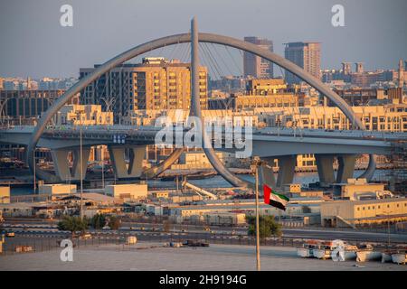 Vista generale del ponte di Shindagha che attraversa il canale di Dubai - al Ghubaiba a Dubai, Emirati Arabi Uniti. Data foto: Venerdì 26 novembre 2021. Il credito fotografico dovrebbe leggere: Anthony Devlin Foto Stock