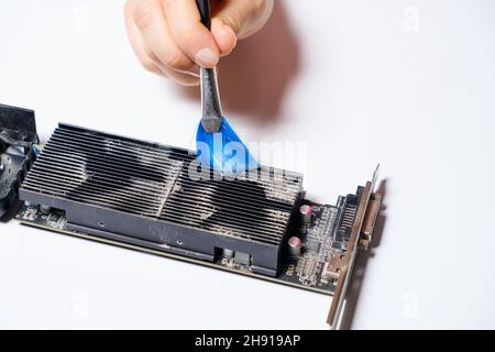 La procedura guidata del computer rimuove la polvere dalla scheda video. Foto Stock