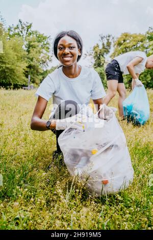 Ritratto del parco di pulizia volontario femminile Foto Stock