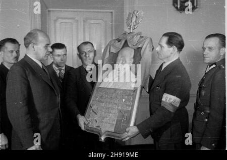 Warszawa, 1947-04. Wizyta delegacji Ochotniczej Rezerwy Milicji Obywatelskiej z powiatu Lubañ w województwie wroc³awskim u W³adys³awa Gomu³ki ministra Ziem Odzyskanych. W trakcie spotkania zosta³a wrêczona wicepremierowi tablica pami¹tkowa z jego podobizn¹ wykonana przez artystê samouka, ormowca z pow. Lubañ. NZ. Porucznik Stolarski (2P) wrêcza dar ministerowi Gomu³ce (2L). uu PAP/Stanis³aw D¹browiecki Dok³adny dzieñ wydarzenia nieustalony. Varsavia, aprile 1947. La visita di una delgazione della Riserva volontaria della milizia dei cittadini (ORMO) dalla provincia di Luban, Polonia sud-occidentale, a Regai Foto Stock