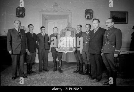 Warszawa, 1947-04. Wizyta delegacji Ochotniczej Rezerwy Milicji Obywatelskiej (ORMO) z powiatu Lubañ w województwie wroc³awskim u W³adys³awa Gomu³ki ministra Ziem Odzyskanych. W trakcie spotkania zosta³a wrêczona wicepremierowi tablica pami¹tkowa z jego podobizn¹ wykonana przez artystê samouka, ormowca z pow. Lubañ. NZ. m.in. W³. Gomu³ka (1L), gen. Franciszek JóŸwiak (pseudd. genera³ Witold) komendant g³ówny Milicji Obywatelskiej (1P), porucznik Stolarski (4P). uu PAP/Stanis³aw D¹browiecki Dok³adny dzieñ wydarzenia nieustalony. Varsavia, aprile 1947. La visita di una delgazione del Volunt Foto Stock