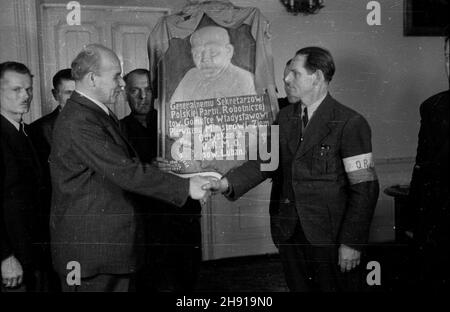 Warszawa, 1947-04. Wizyta delegacji Ochotniczej Rezerwy Milicji Obywatelskiej z powiatu Lubañ w województwie wroc³awskim u W³adys³awa Gomu³ki ministra Ziem Odzyskanych. W trakcie spotkania zosta³a wrêczona wicepremierowi tablica pami¹tkowa z jego podobizn¹ wykonana przez artystê samouka, ormowca z pow. Lubañ. NZ. Porucznik Stolarski œciska d³oñ ministerowi Gomu³ce po wrêczeniu tablicy. uu PAP/Stanis³aw D¹browiecki Dok³adny dzieñ wydarzenia nieustalony. Varsavia, aprile 1947. La visita di una deligazione della Riserva volontaria dei cittadini di Militia (ORMO) dalla provincia di Luban, Pol sud-occidentale Foto Stock