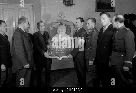 Warszawa, 1947-04. Wizyta delegacji Ochotniczej Rezerwy Milicji Obywatelskiej z powiatu Lubañ w województwie wroc³awskim u W³adys³awa Gomu³ki ministra Ziem Odzyskanych. W trakcie spotkania zosta³a wrêczona wicepremierowi tablica pami¹tkowa z jego podobizn¹ wykonana przez artystê samouka, ormowca z pow. Lubañ. m.in. ministro Gomu³ka (2L), porucznik Stolarski (4P), gen. Franciszek JóŸwiak (pseudo gen. Witold) komendant g³ówny Milicji Obywatelskiej (1P). uu PAP/Stanis³aw D¹browiecki Dok³adny dzieñ wydarzenia nieustalony. Varsavia, aprile 1947. La visita di una deligazione del volontario C Foto Stock