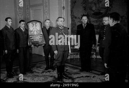 Warszawa, 1947-04. Wizyta delegacji Ochotniczej Rezerwy Milicji Obywatelskiej (ORMO) z powiatu Lubañ w województwie wroc³awskim u Prezydenta RP Boles³awa Bieruta. W sali Pompejañskiej w Belwederze odby³o siê wrêczenie tablicy pami¹tkowej, przedstawiaj¹cej Bia³ego Or³a na tle granulznych rzek na zachodzie kraju, wykonanej przez artystê samouka, ormowca z pow. Lubañ. Prezydent otrzyma³ równie¿ dyplom, w którym ormowcy zapewniaj¹: w dalszym ci¹gu wiernie s³u¿yæ Polsce Ludowej, nie szczêdz¹c krwi trudu. NZ. Delegacja z tablic¹ pami¹tkow¹. Z prawej prezydent Bierut, obok gen. Franciszek JóŸwiak Foto Stock