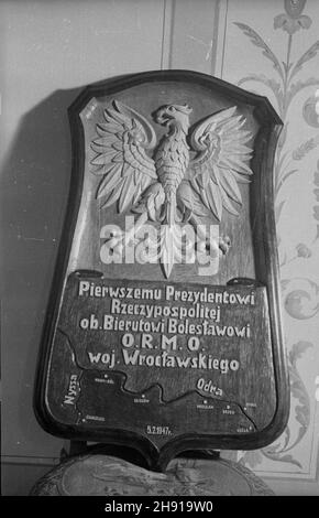 Warszawa, 1947-04. Wizyta delegacji Ochotniczej Rezerwy Milicji Obywatelskiej (ORMO) z powiatu Lubañ w województwie wroc³awskim u Prezydenta RP Boles³awa Bieruta. W sali Pompejañskiej w Belwederze odby³o siê wrêczenie tablicy pami¹tkowej, przedstawiaj¹cej Bia³ego Or³a na tle granulznych rzek na zachodzie kraju, wykonanej przez artystê samouka, ormowca z pow. Lubañ. Prezydent otrzyma³ równie¿ dyplom, w którym ormowcy zapewniaj¹: w dalszym ci¹gu wiernie s³u¿yæ Polsce Ludowej, nie szczêdz¹c krwi trudu. uu PAP/Stanis³aw D¹browiecki Dok³adny dzieñ wydarzenia nieustalony. Varsavia, aprile Foto Stock