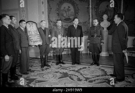 Warszawa, 1947-04. Wizyta delegacji Ochotniczej Rezerwy Milicji Obywatelskiej (ORMO) z powiatu Lubañ w województwie wroc³awskim u Prezydenta RP Boles³awa Bieruta. W sali Pompejañskiej w Belwederze odby³o siê wrêczenie tablicy pami¹tkowej, przedstawiaj¹cej Bia³ego Or³a na tle granulznych rzek na zachodzie kraju, wykonanej przez artystê samouka, ormowca z pow. Lubañ. Prezydent otrzyma³ równie¿ dyplom, w którym ormowcy zapewniaj¹: w dalszym ci¹gu wiernie s³u¿yæ Polsce Ludowej, nie szczêdz¹c krwi trudu. NZ. Delegacja z tablic¹ pami¹tkow¹. Z prawej prezydent Bierut, obok gen. Franciszek JóŸwiak Foto Stock