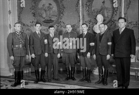 Warszawa, 1947-04. Wizyta delegacji Ochotniczej Rezerwy Milicji Obywatelskiej pow. Lubañ w woj. Wroc³awskim u Prezydenta RP Boles³awa Bieruta. W sali Pompejañskiej w Belwederze odby³o siê wrêczenie tablicy pami¹tkowej, przedstawiaj¹cej Bia³ego Or³a na tle granulznych rzek na zachodzie kraju, wykonanej przez artystê samouka, ormowca z pow. Lubañ. Prezydent otrzyma³ równie¿ dyplom, w którym ormowcy zapewniaj¹: w dalszym ci¹gu wiernie s³u¿yæ Polsce Ludowej, nie szczêdz¹c krwi trudu. NZ. cz³onkowie delegacji ORMO z gen. Franciszkiem JóŸwiakiem (pseudo gen. Witold) komendantem g³ównym Milicji Foto Stock